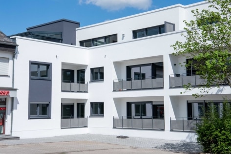 Angeboten wird diese neuwertige Eigentumswohnung in zeitgemer Architektur