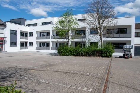 Angeboten wird diese neuwertige Eigentumswohnung in zeitgemer Architektur