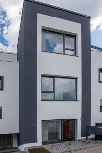 Angeboten wird diese neuwertige Eigentumswohnung in zeitgemer Architektur