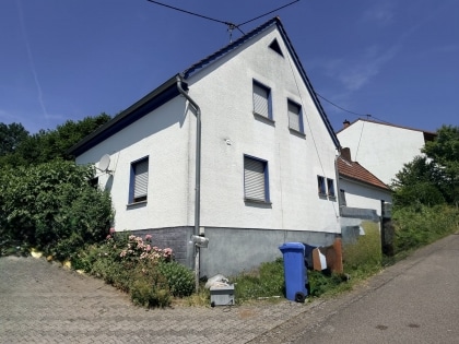 Attraktiver Einstiegspreis in Gladbach: Freistehendes Eigenheim mit gro�em Grundst�ck und vielseitigen Perspektiven