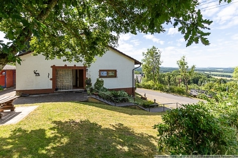 Aussicht in erhhter Lage: Einfamilienhaus mit Einliegerwohnung Nhe Nrburgring