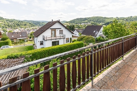 Aussicht ber Adenau im beliebten Wohngebiet: Einfamilienhaus mit Garten und Garage