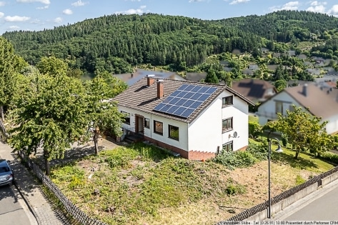 Aussicht ber Adenau im beliebten Wohngebiet: Einfamilienhaus mit Garten und Garage