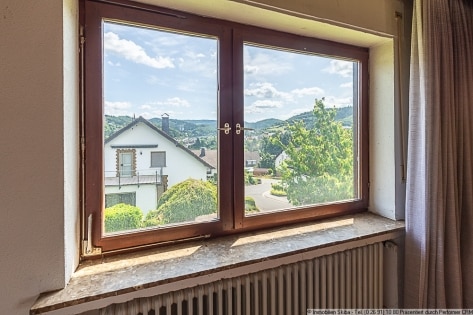 Aussicht ber Adenau im beliebten Wohngebiet: Einfamilienhaus mit Garten und Garage