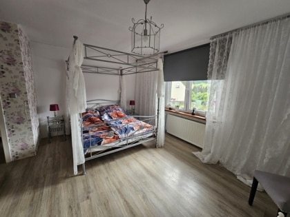 Bed & Breakfast (ehemalige Gastst�tte) mit 4 G�stezimmern, gro�em Saal, Terrasse und 3 Garagen