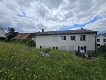 Bed & Breakfast (ehemalige Gastst�tte) mit 4 G�stezimmern, gro�em Saal, Terrasse und 3 Garagen