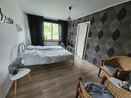 Bed & Breakfast (ehemalige Gastst�tte) mit 4 G�stezimmern, gro�em Saal, Terrasse und 3 Garagen