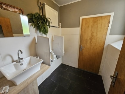 Bed & Breakfast (ehemalige Gastst�tte) mit 4 G�stezimmern, gro�em Saal, Terrasse und 3 Garagen