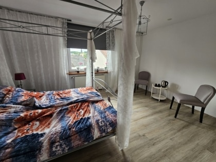 Bed & Breakfast (ehemalige Gastst�tte) mit 4 G�stezimmern, gro�em Saal, Terrasse und 3 Garagen