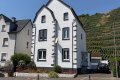 Charmantes Einfamilienhaus mit zwei Garagen und traumhaftem Blick auf die Weinberge