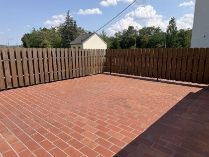 Charmantes Einfamilienhaus mit zwei Garagen und traumhaftem Blick auf die Weinberge