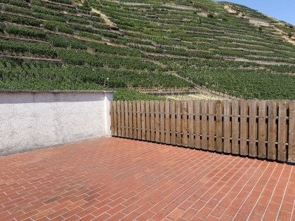 Charmantes Einfamilienhaus mit zwei Garagen und traumhaftem Blick auf die Weinberge