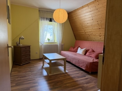 Charmantes Einfamilienhaus mit zwei Garagen und traumhaftem Blick auf die Weinberge