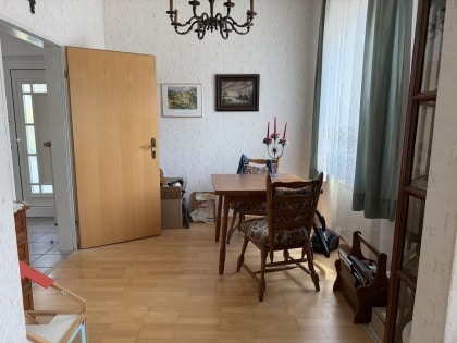 Charmantes Einfamilienhaus mit zwei Garagen und traumhaftem Blick auf die Weinberge