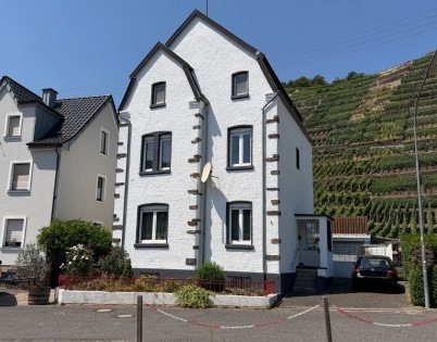 Charmantes Einfamilienhaus mit zwei Garagen und traumhaftem Blick auf die Weinberge