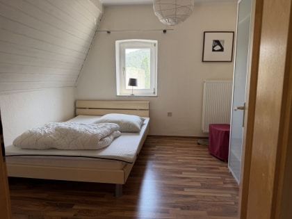 Charmantes Einfamilienhaus mit zwei Garagen und traumhaftem Blick auf die Weinberge