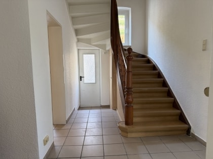 Charmantes Einfamilienhaus mit zwei Garagen und traumhaftem Blick auf die Weinberge