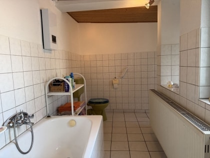 Charmantes Einfamilienhaus mit zwei Garagen und traumhaftem Blick auf die Weinberge