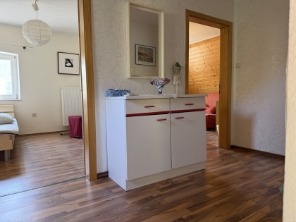 Charmantes Einfamilienhaus mit zwei Garagen und traumhaftem Blick auf die Weinberge