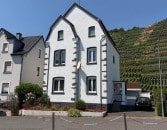 Charmantes Einfamilienhaus mit zwei Garagen und traumhaftem Blick auf die Weinberge
