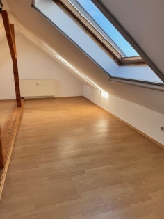 Dachgeschosswohnung mit ausgebautem Spitzboden, Balkon und Stellplatz in Mlheim-Krlich