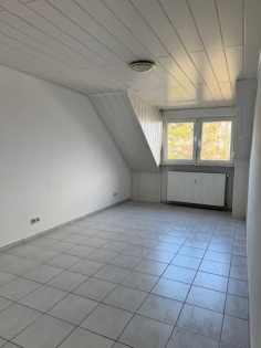 Dachgeschosswohnung mit ausgebautem Spitzboden, Balkon und Stellplatz in Mlheim-Krlich