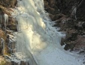 Der zugefrorene Klidinger Wasserfall, auch Schießlay genannt.