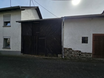 Ehemaliges Bauernhaus mit Garage, Scheunen und Innenhof in der Vulkaneifel
