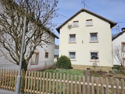Ehemaliges Bauernhaus mit Garage, Scheunen und Innenhof in der Vulkaneifel