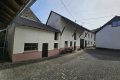 Ehemaliges Bauernhaus mit Garage, Scheunen und Innenhof in der Vulkaneifel