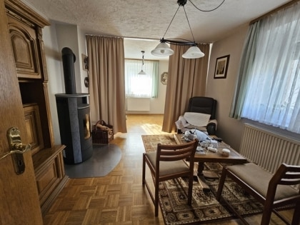 Ehemaliges Bauernhaus mit Garage, Scheunen und Innenhof in der Vulkaneifel