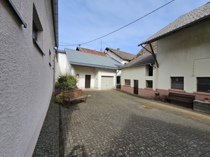 Ehemaliges Bauernhaus mit Garage, Scheunen und Innenhof in der Vulkaneifel