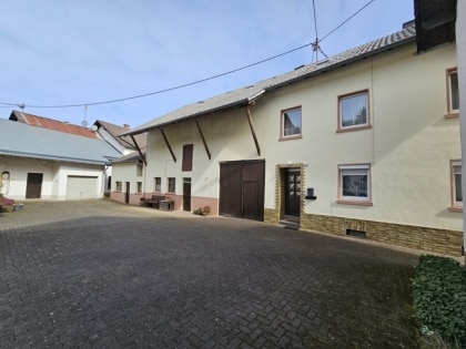 Ehemaliges Bauernhaus mit Garage, Scheunen und Innenhof in der Vulkaneifel