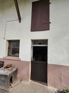 Ehemaliges Bauernhaus mit Garage, Scheunen und Innenhof in der Vulkaneifel