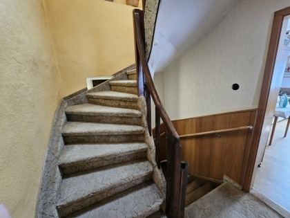Ehemaliges Bauernhaus mit Garage, Scheunen und Innenhof in der Vulkaneifel