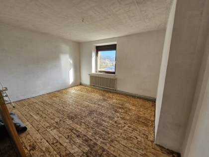 Ehemaliges Bauernhaus mit angrenzender Weide- und Baufl�che in ruhiger, l�ndlicher Lage