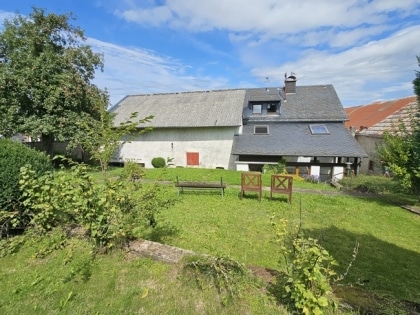 Ehemaliges Bauernhaus mit groer Scheune in ruhiger Dorflage
