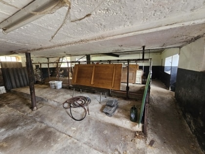 Ehemaliges Bauernhaus mit groer Scheune in ruhiger Dorflage