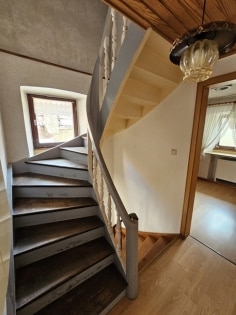 Ehemaliges Bauernhaus mit groer Scheune in ruhiger Dorflage