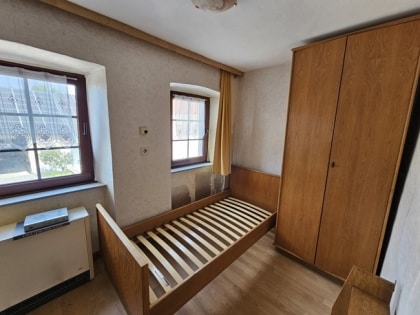Ehemaliges Bauernhaus mit groer Scheune in ruhiger Dorflage