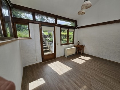 Ehemaliges Bauernhaus mit groer Scheune in ruhiger Dorflage