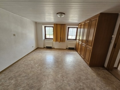 Ehemaliges Bauernhaus mit groer Scheune in ruhiger Dorflage