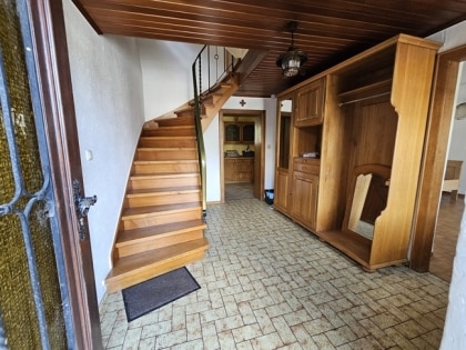 Ehemaliges Bauernhaus mit groer Scheune in ruhiger Dorflage