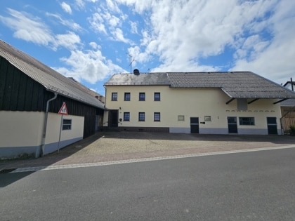 Ehemaliges Bauernhaus mit groer Scheune in ruhiger Dorflage