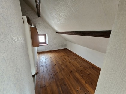 Ehemaliges Bauernhaus mit groer Scheune in ruhiger Dorflage