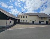 Ehemaliges Bauernhaus mit groer Scheune in ruhiger Dorflage