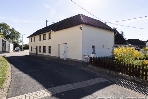 Eifel-Bauernhaus mit Nebengeb�ude und Garten in Barweiler, N�he N�rburgring
