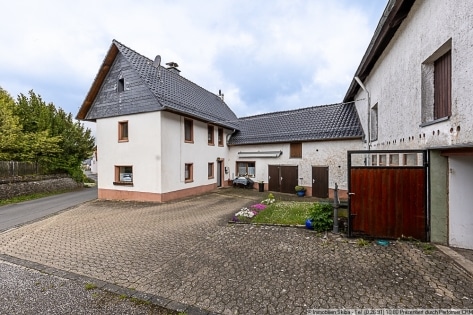 Eifel-Bauernhaus mit gro�er Scheune und Nebengeb�uden in Blankenheim-H�ngersdorf