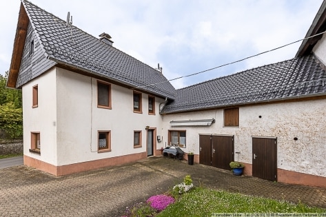 Eifel-Bauernhaus mit gro�er Scheune und Nebengeb�uden in Blankenheim-H�ngersdorf