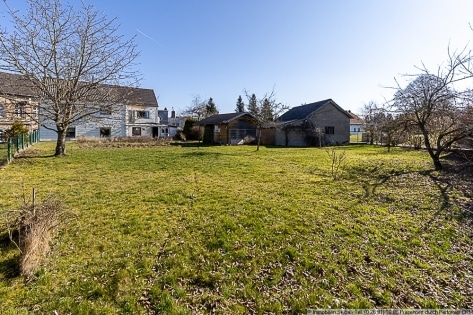 Eifler Bauernhaus mit Nebengeb�uden und gro�em Garten